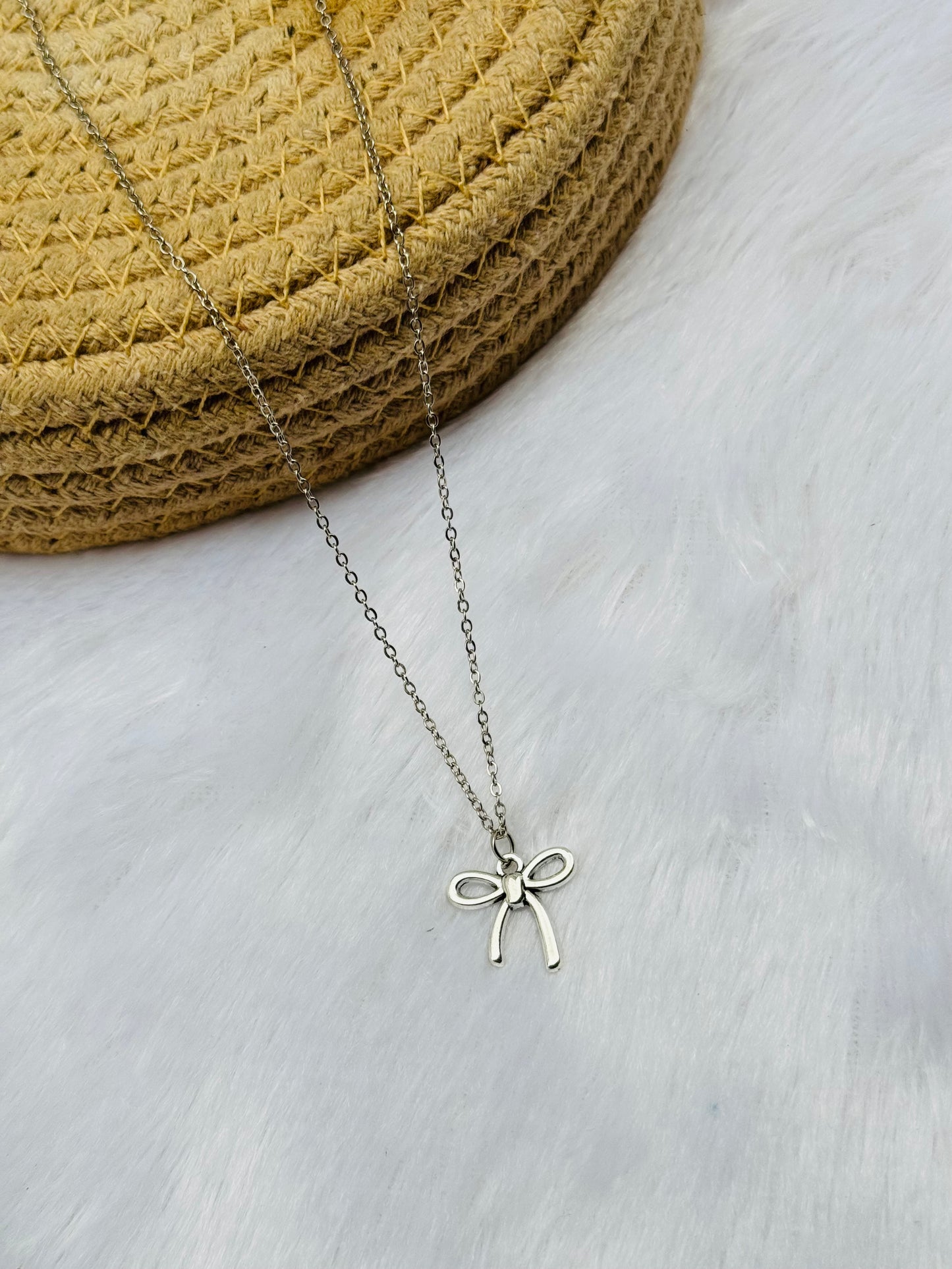 Bow pendent